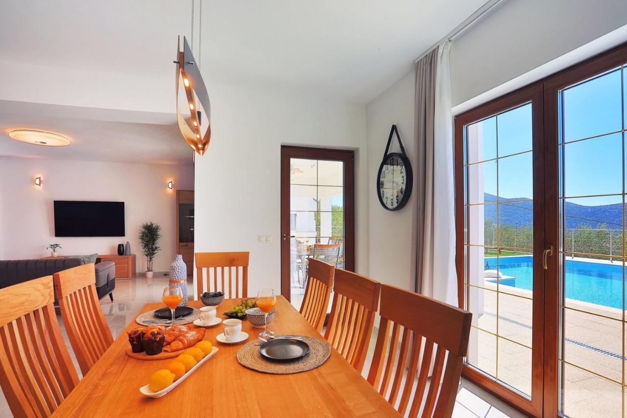 Flora With A 53 Sqm Private Pool With Cinema With Projector And 4 En-suite Bedrooms * Gata